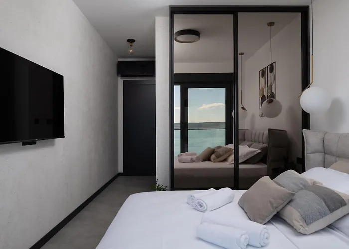 Soho * Стариград-Пакленица